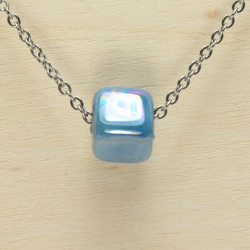 Collier simple cube céramique bleu